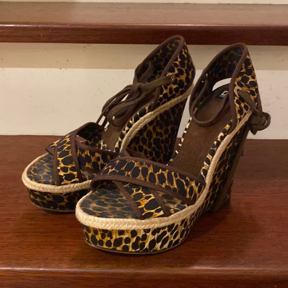 ✨PRICE DROP ✨ VGUC D&G vintage wedge leopard print sandals.
